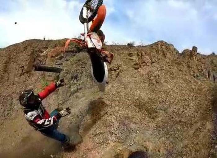 Motokros Tutkunlarının Tehlikeli Eğlencesi