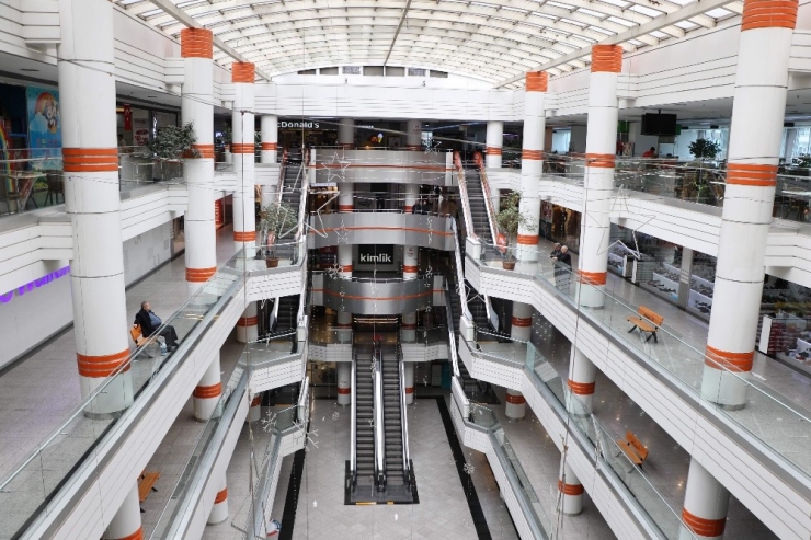 Koronadan Kaçan Vatandaşlar Alışveriş Merkezlerini Terk Etti