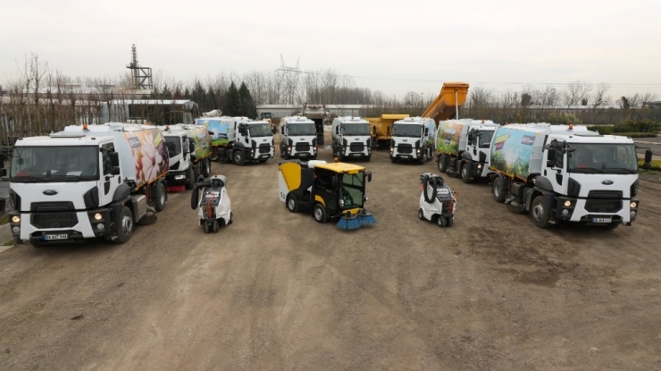 Büyükşehir, Yeni Süpürge Araçları İle Yolları Temizliyor