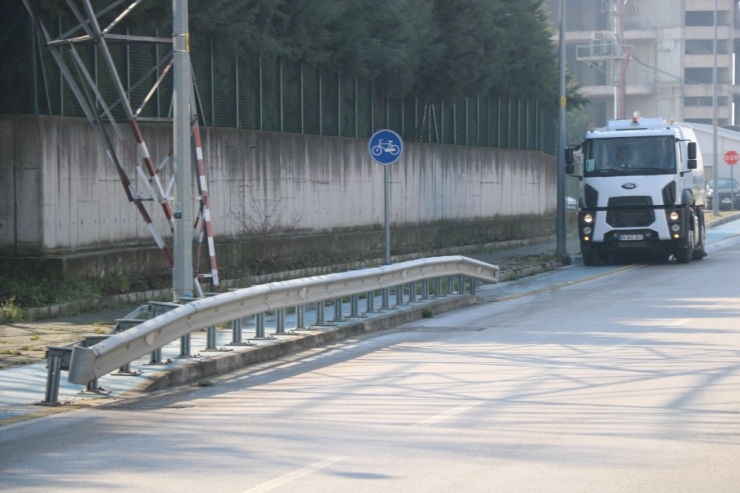 Büyükşehir, Yeni Süpürge Araçları İle Yolları Temizliyor