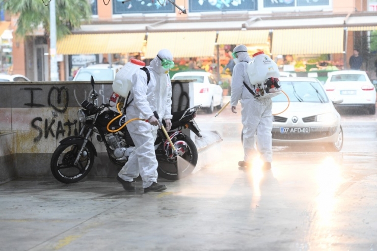 Konyaaltı’nda Dezenfekte Çalışmaları Sürüyor