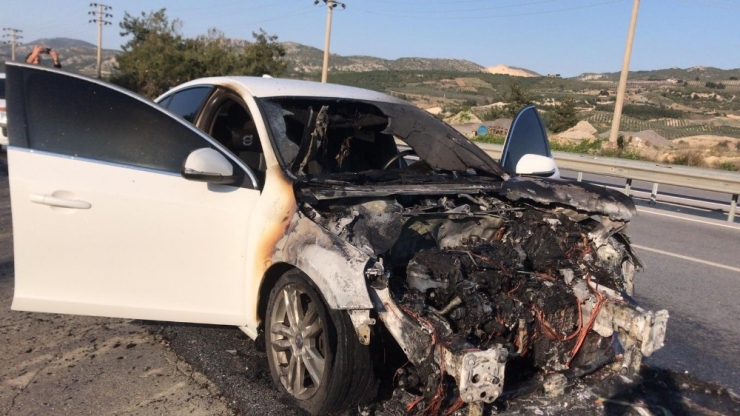 Lüks Otomobil Seyir Halindeyken Alev Aldı