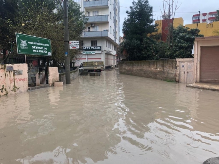 Kızıltepe’de Aşırı Yağış Sonrası Yollar Göle Döndü