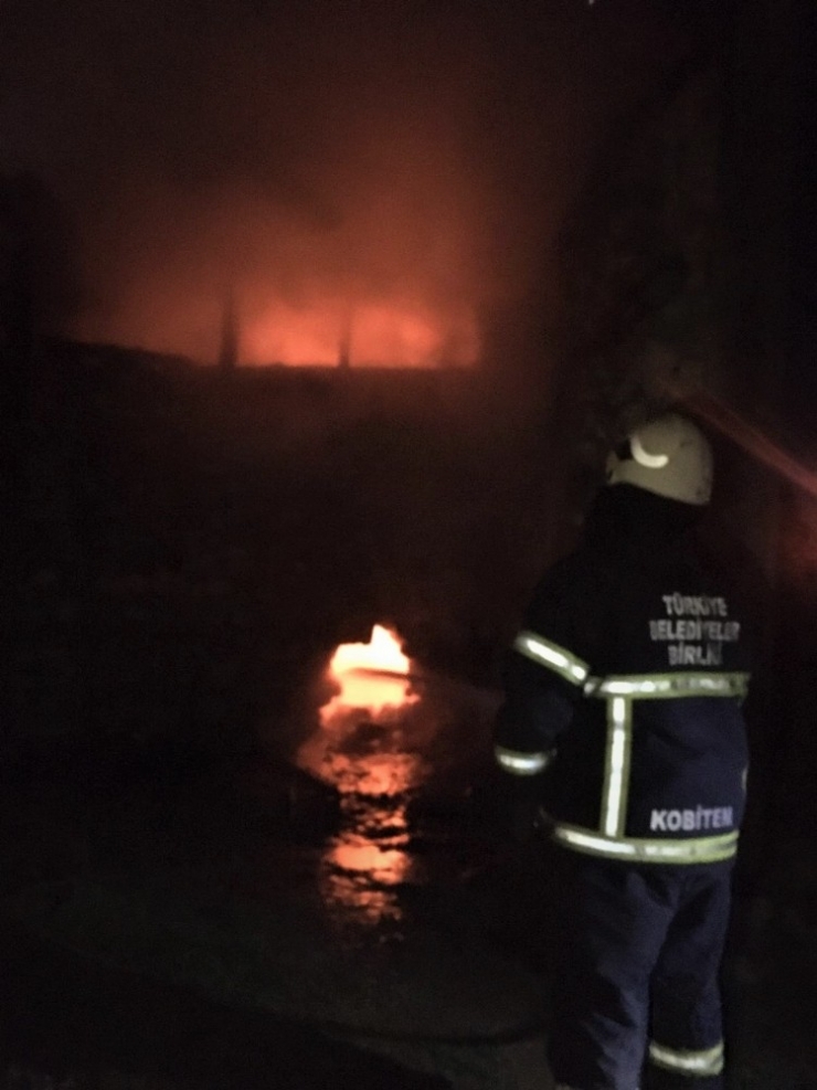 Metruk Binada Çıkan Yangın Korkuttu