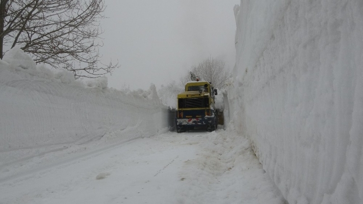 Kar Kalınlığının 2-3 Metreyi Bulduğu Yolda Ekipler Güçlükle İlerliyor