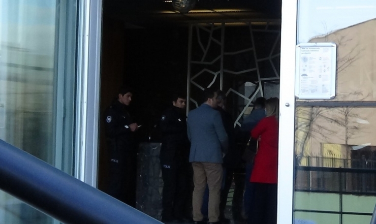 Asansör Boşluğuna Düşen Küpeye Bakmak İsterken Canından Oldu