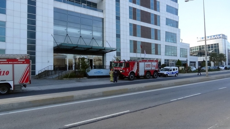 Asansör Boşluğuna Düşen Küpeye Bakmak İsterken Canından Oldu