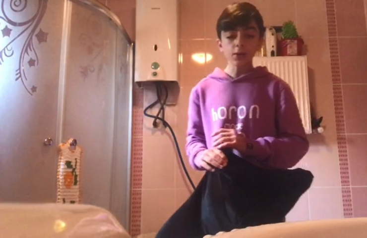 İptal Olan Gösterisini Evinin Banyosunda Sergiledi