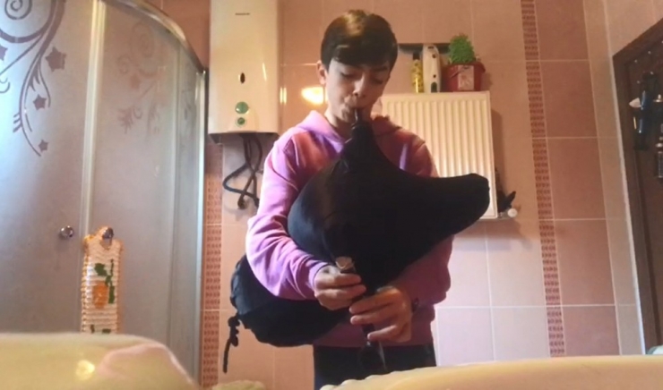 İptal Olan Gösterisini Evinin Banyosunda Sergiledi