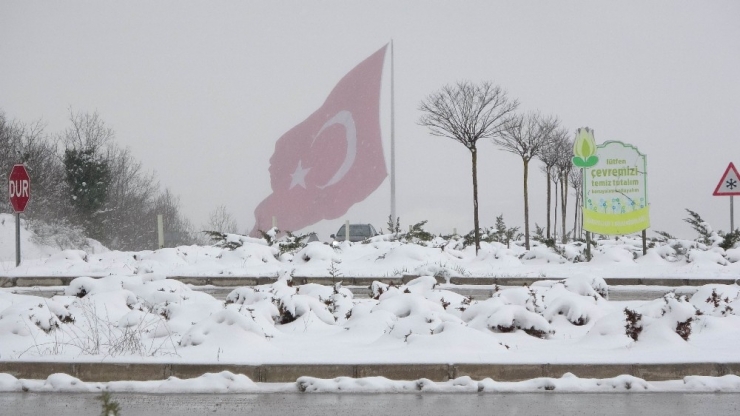 Kar Ve 2 Bin Metrekarelik Dev Türk Bayrağı Güzelliği