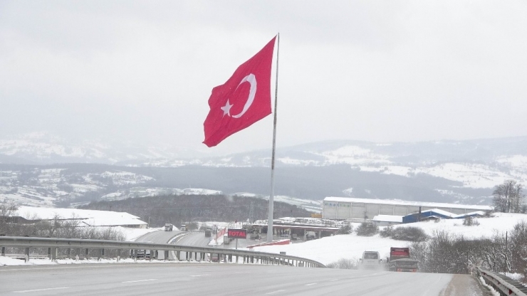 Kar Ve 2 Bin Metrekarelik Dev Türk Bayrağı Güzelliği