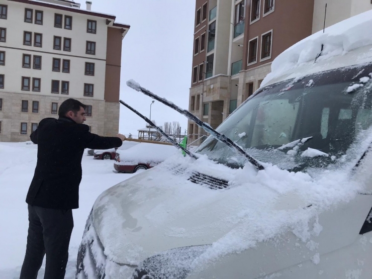 Sarıkamış’ta Yoğun Kar Yağışı Etkili Oluyor