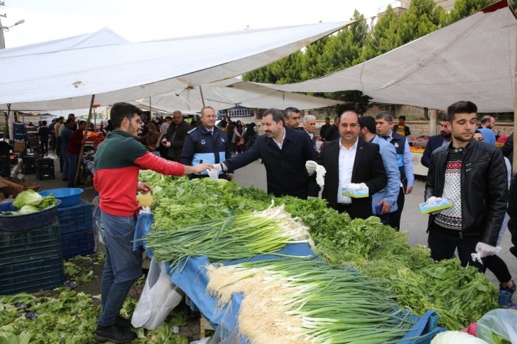 Semt Pazarı Esnafına Eldiven Ve Maske Dağıtıldı