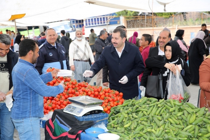 Semt Pazarı Esnafına Eldiven Ve Maske Dağıtıldı