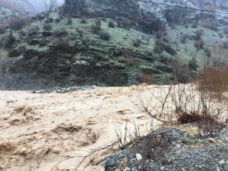 Uludere-şırnak Karayolu, Sağanak Yağış Nedeni İle Kapandı