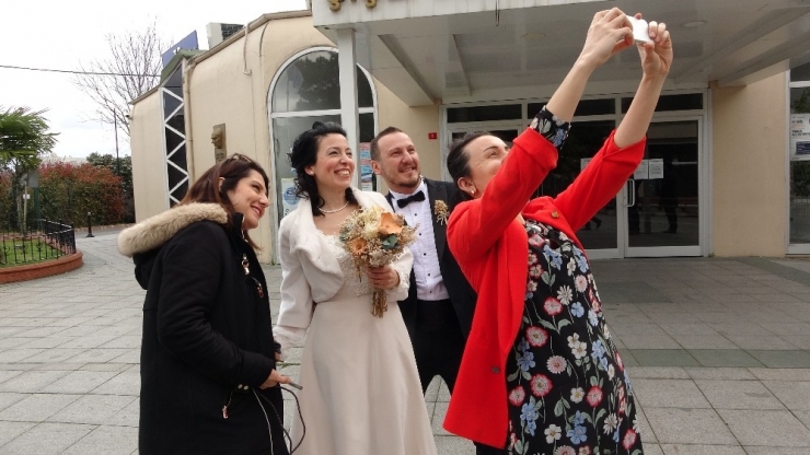 Korona Virüsü Korkusuyla Nikahı Camın Arkasından İzlediler