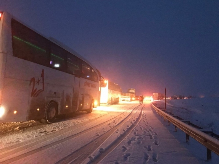 Sivas’ta Kar Ulaşımda Aksamalara Neden Oldu