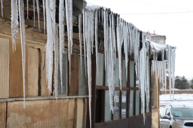 Sivas’ta Buz Sarkıtları 3 Metreye Ulaştı