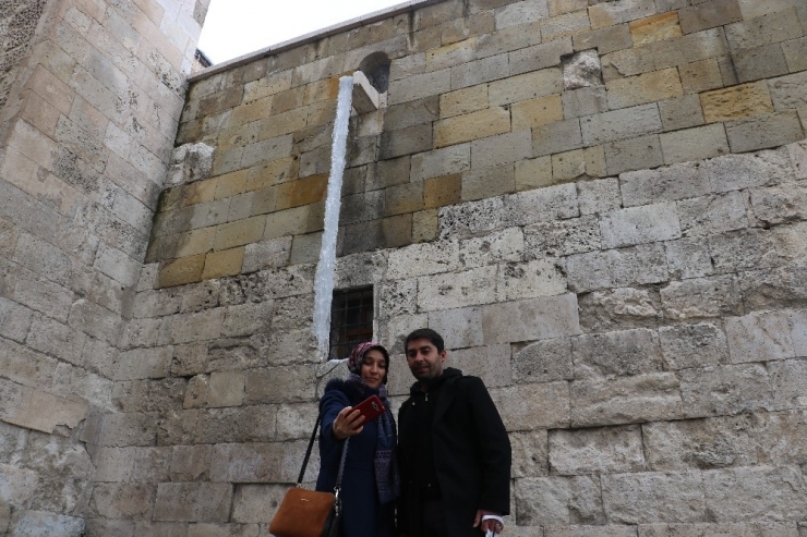 Sivas’ta Buz Sarkıtları 3 Metreye Ulaştı