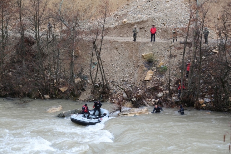 Bot Devrilmesi Sonucu Kaybolan Uzman Çavuş Aranıyor