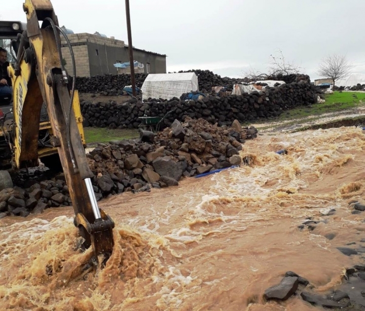 Viranşehir’de Sağanak Yağmur Sele Dönüştü