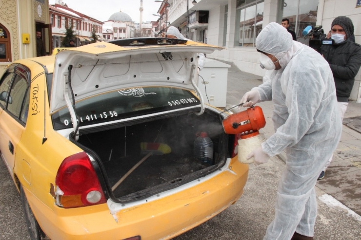 Belediye Ekipleri Taksileri Dezenfekte Etti