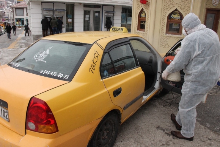 Belediye Ekipleri Taksileri Dezenfekte Etti