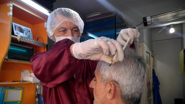 Berberden Korona Virüse Karşı Maske Ve Eldivenli Önlem