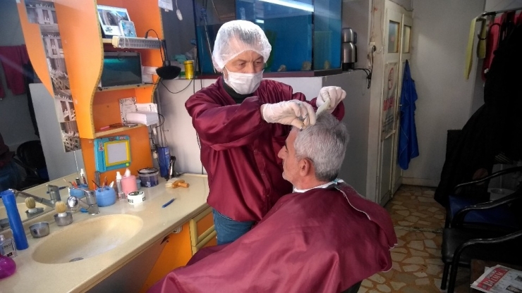 Berberden Korona Virüse Karşı Maske Ve Eldivenli Önlem