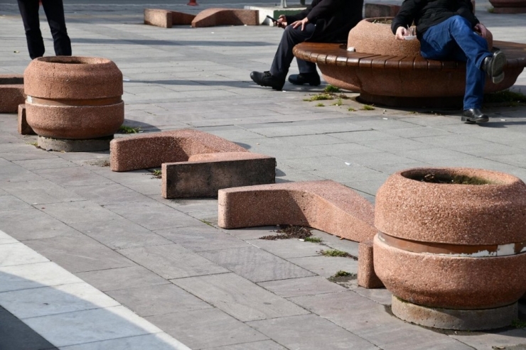 Vatandaş Başka Çare Bırakmadı, Başkan Oturma Banklarını Söktürdü