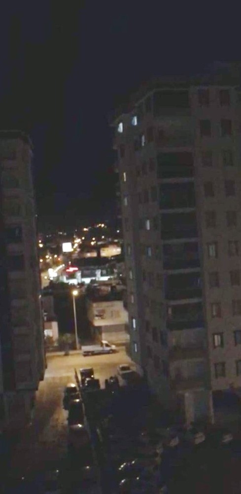 Adana’da Sağlık Camiası Balkondan Alkışlandı