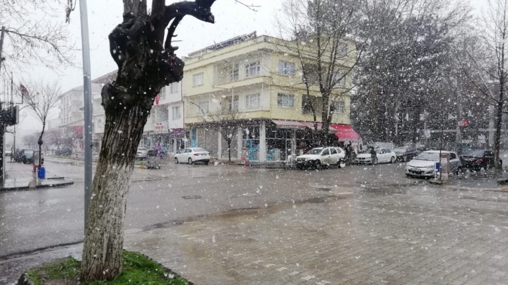 Gölbaşı İlçesinde Lapa Lapa Kar Yağıyor