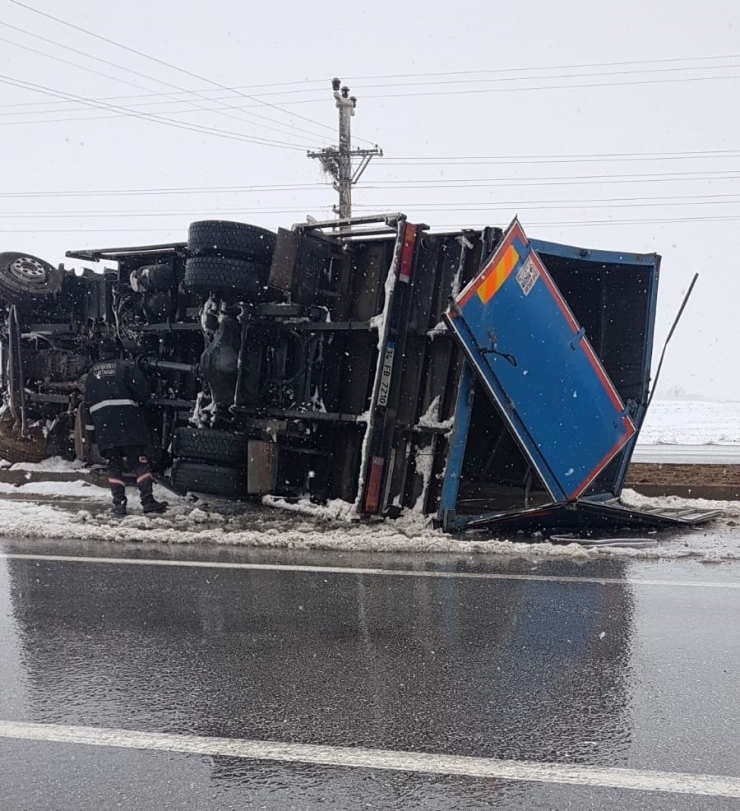 Kontrolden Çıkan Kamyon Yola Devrildi