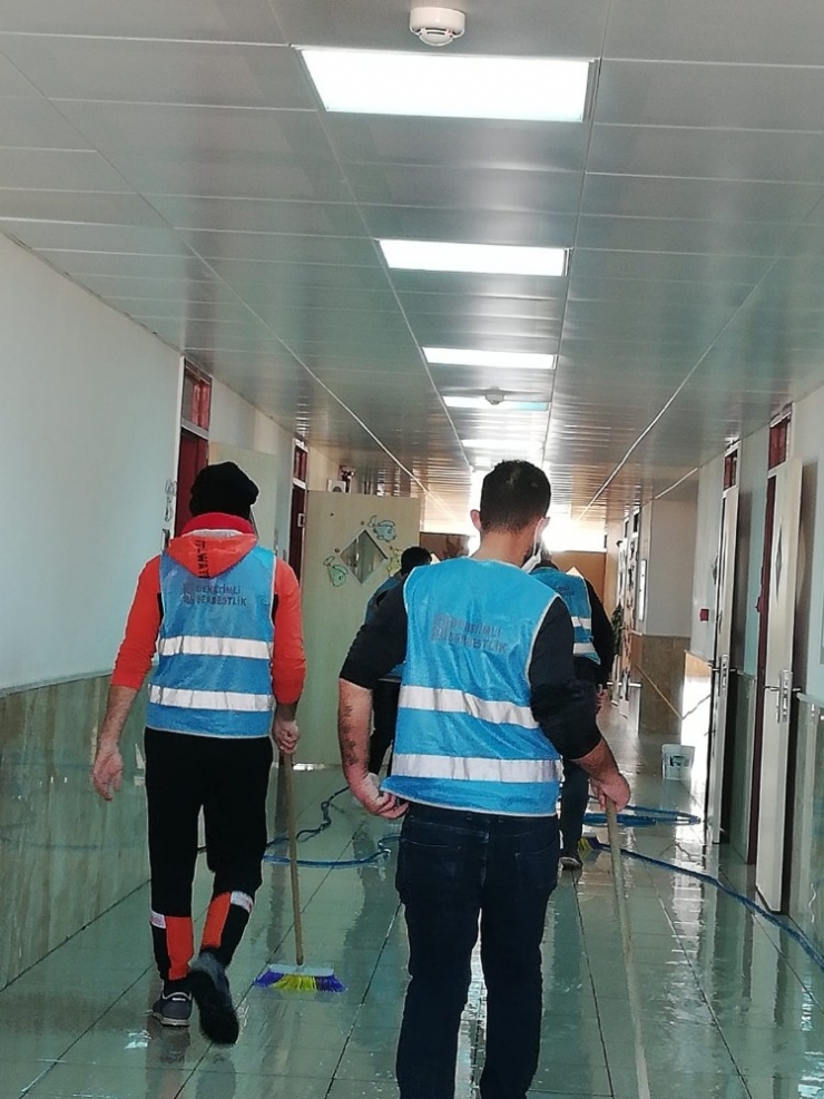Yükümlülerden Okullarda Dezenfekte Çalışması