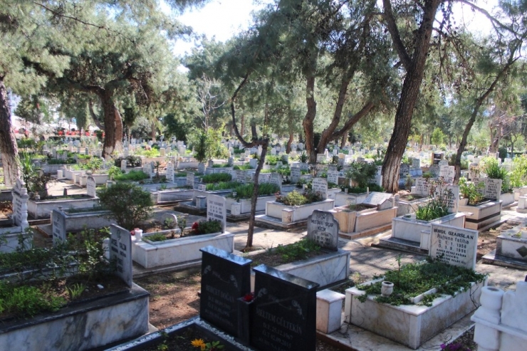 Antalya’da Mezarlıklarda Korona Virüs Sessizliği