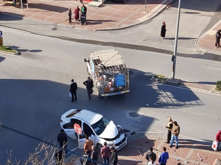 Kaza Yaptıkları Hurdaya Dönen Otomobili Bırakıp Olay Yerinden Kaçtılar