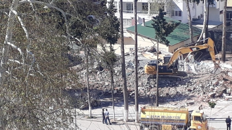 Antalya’da Depreme Dayanıksız Okullarda Yıkım Çalışması Başladı