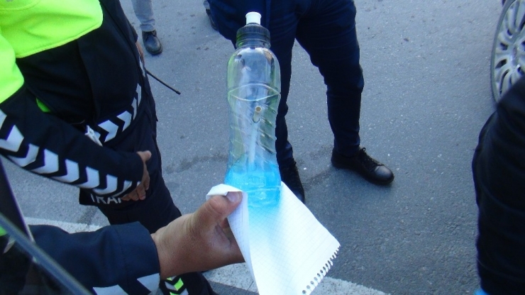 Kaza Yaptıkları Hurdaya Dönen Otomobili Bırakıp Olay Yerinden Kaçtılar