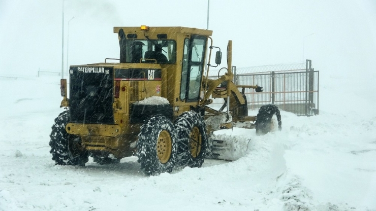 Sahara Geçidinde Ulaşıma Kar Ve Tipi Engeli