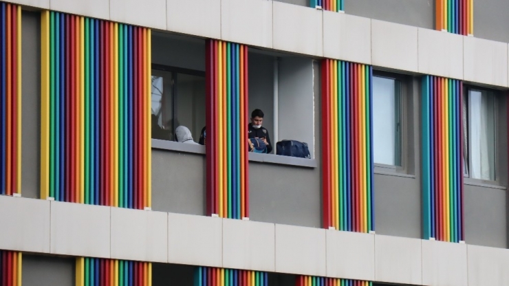 Karantina Altında 2’nci Gün, Kameralara El Sallayarak Selam Verdi