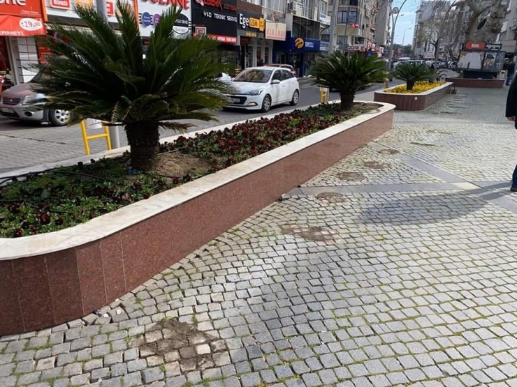 Halk Uyarılara Aldırış Etmeyince Meydandaki Banklar Kaldırıldı