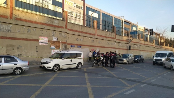 Dur İhtarına Uymayan Şüpheliler Polise Ateş Açtı, Yoldan Geçen Biri Vuruldu