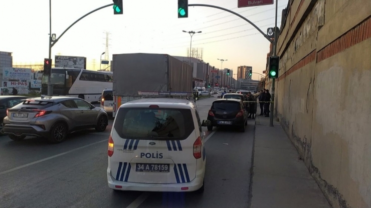 Dur İhtarına Uymayan Şüpheliler Polise Ateş Açtı, Yoldan Geçen Biri Vuruldu