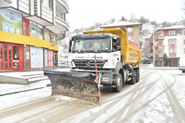 Mamak’ta Karla Mücadele Ekipleri İş Başında