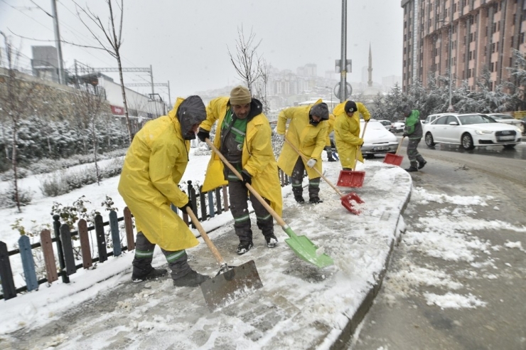 Mamak’ta Karla Mücadele Ekipleri İş Başında