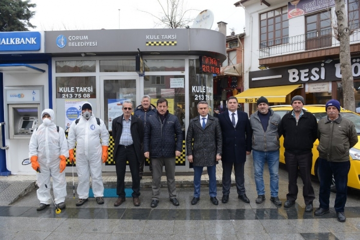 Çorum’da Belediye Ekipleri Ticari Taksileri Dezenfekte Ediyor