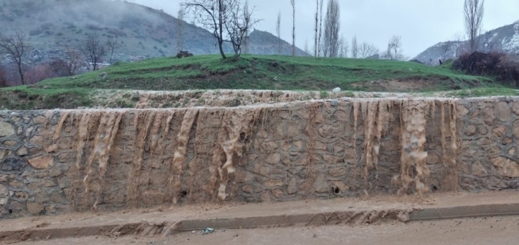 Sağanak Yağış Taşkına Neden Oldu