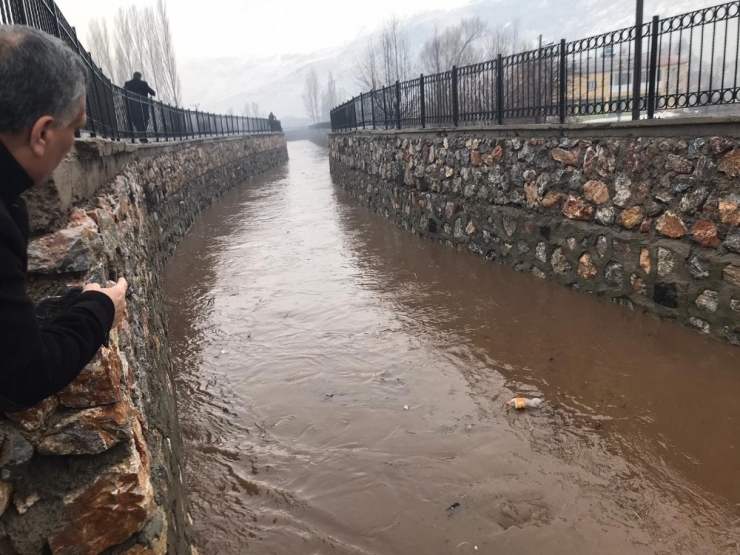 Sağanak Yağış Taşkına Neden Oldu