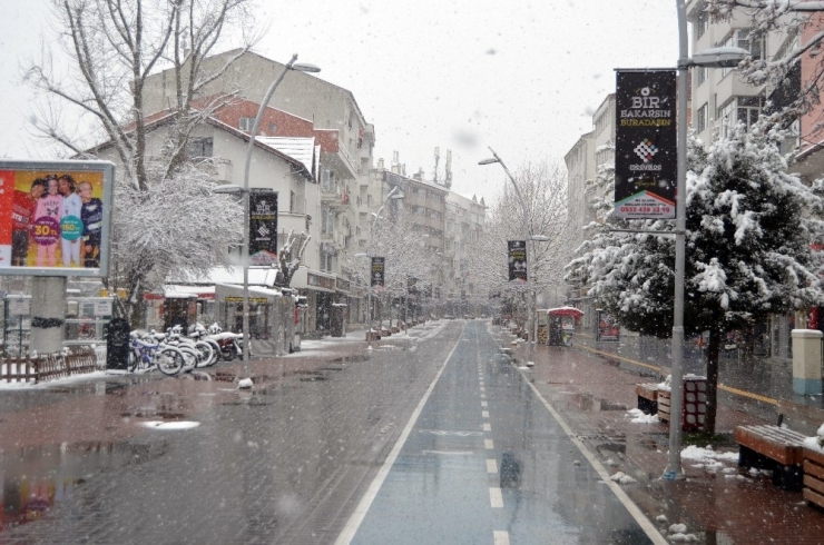 Bolu Yağan Karla Beyaza Büründü