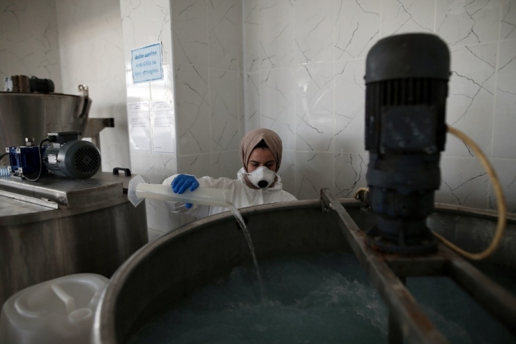 Bu Öğrenciler Tatile Rağmen Gece Gündüz Okulda